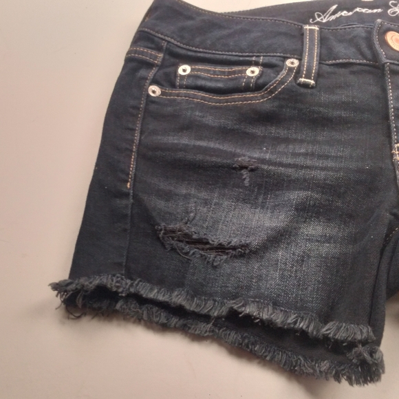 American Eagle dark blue denim stretch size 4 shorts frayed hem - Picture 3 of 9